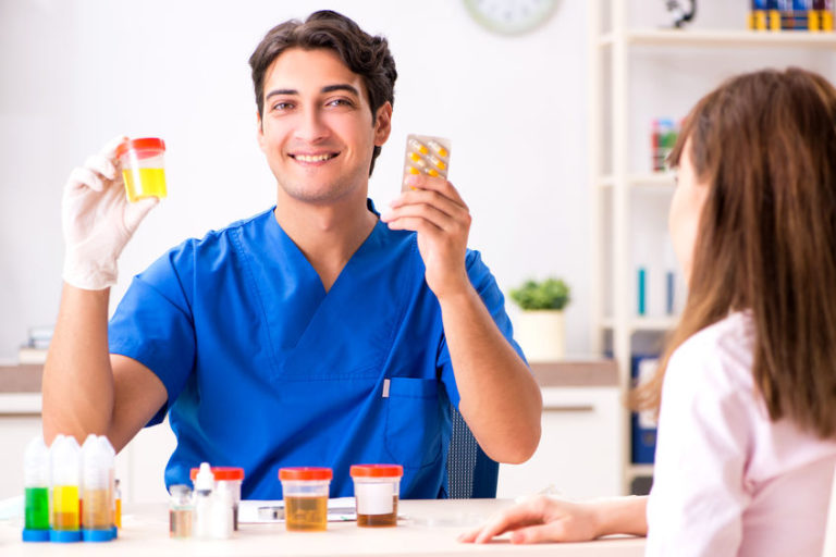 Pipì gialla: prendi troppe vitamine?